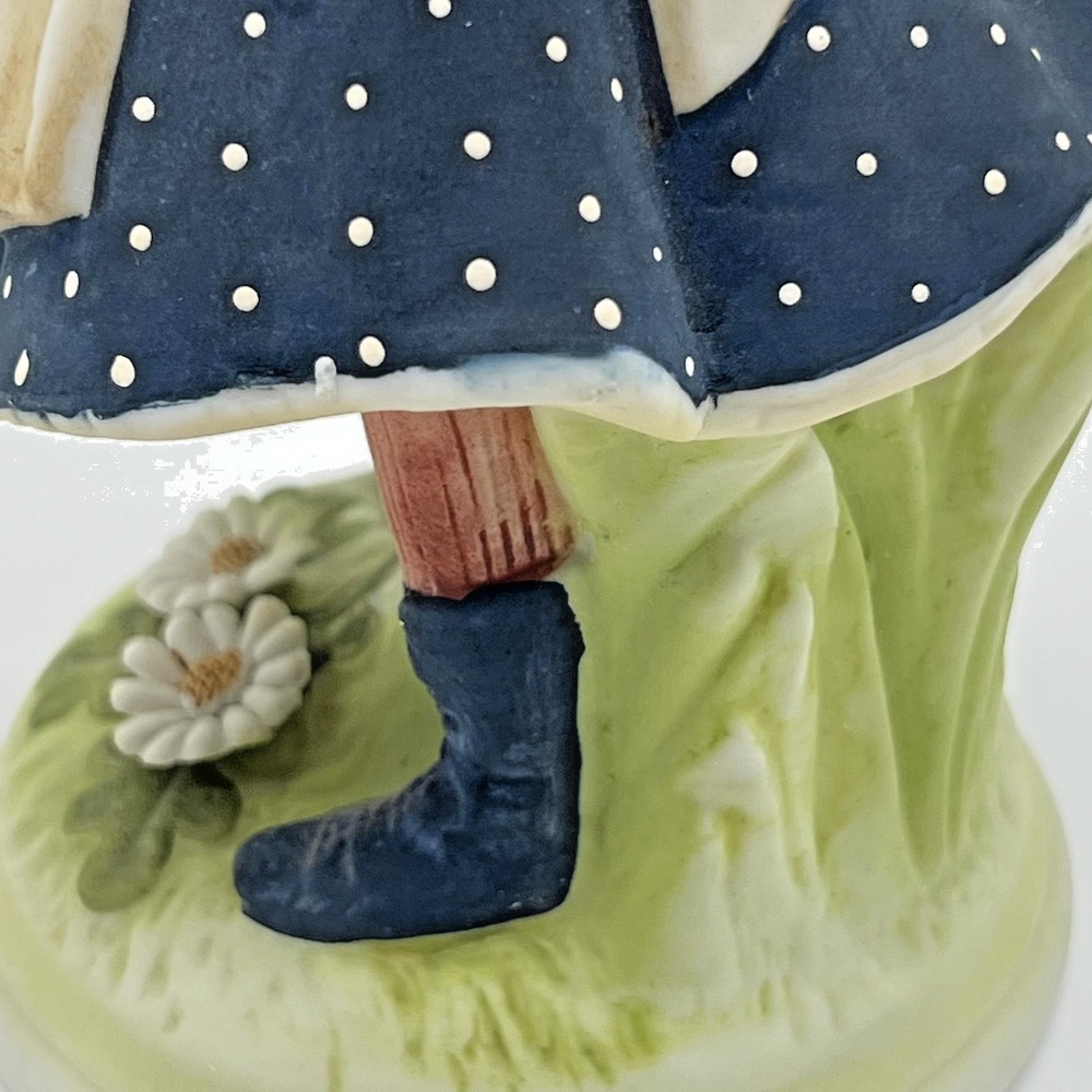 Hollie Hobby Creation Figurine Girl Holding Gift And Apples Dress Hat Daisy - Picture 7 of 16